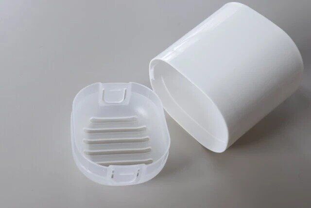 ダイソーのタオルバーに掛けられる小物ケース3