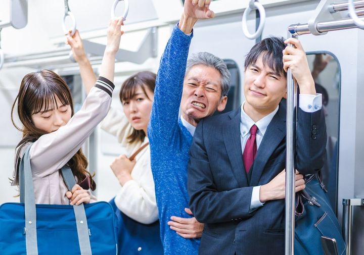 「電車通勤中にイラッとする人の特徴」1位は？