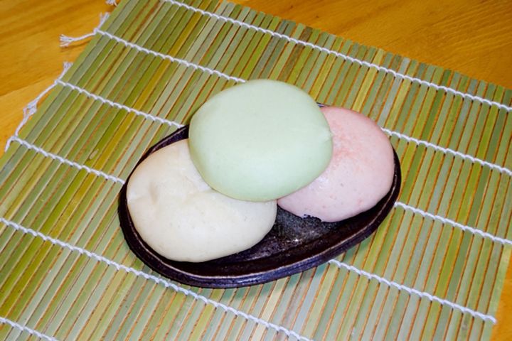 ▲「氷室まんじゅう」。白＝清浄、赤＝魔除け、緑＝健康を表しているとか。