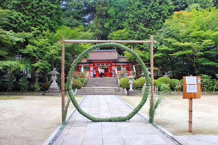 「夏越の祓」ってどんな行事？6月末に茅の輪を見かけたら、無病息災を願ってくぐりましょう。