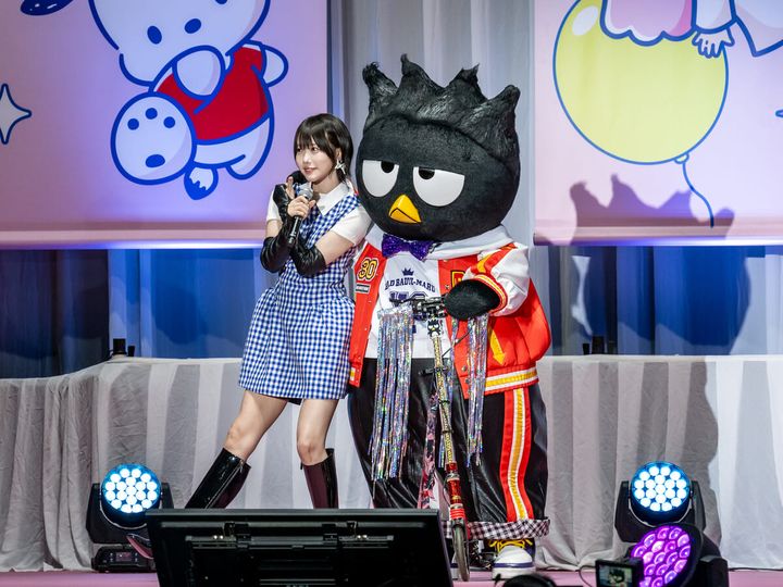 あのさんの肩に手を回す「バッドばつ丸」