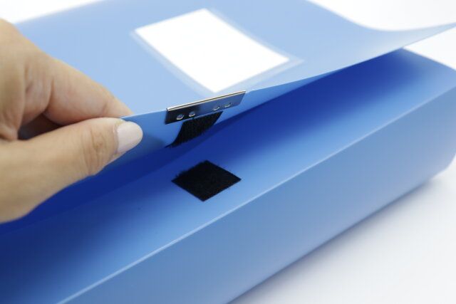 ダイソー ファイルケース（折畳み、A4、ブルー、黒） 面ファスナー