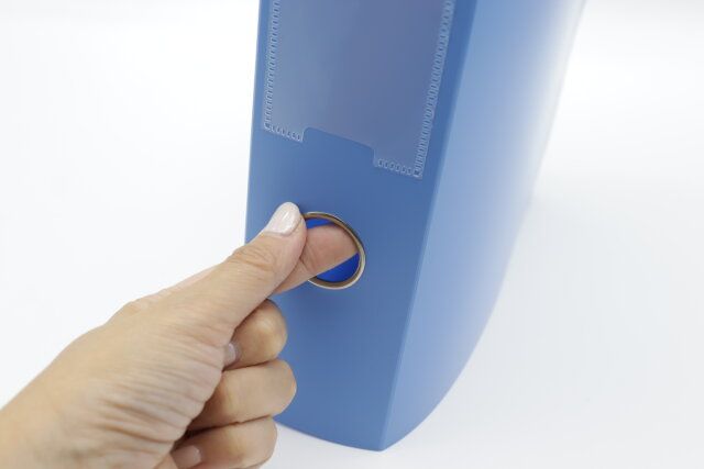 ダイソー ファイルケース（折畳み、A4、ブルー、黒） 組み立て 穴