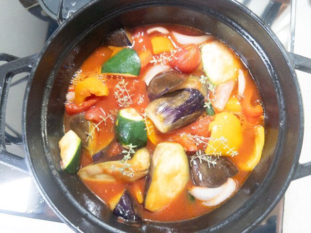 タイム（ハーブ）を加え、岩塩・黒胡椒をひいて味を整え、沸騰したら蓋をして弱火にし、約20分煮込んだら完成です。