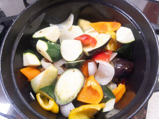 残りの野菜を全て入れ、塩を２つまみ（分量外）振って炒め、全体に油を回します。