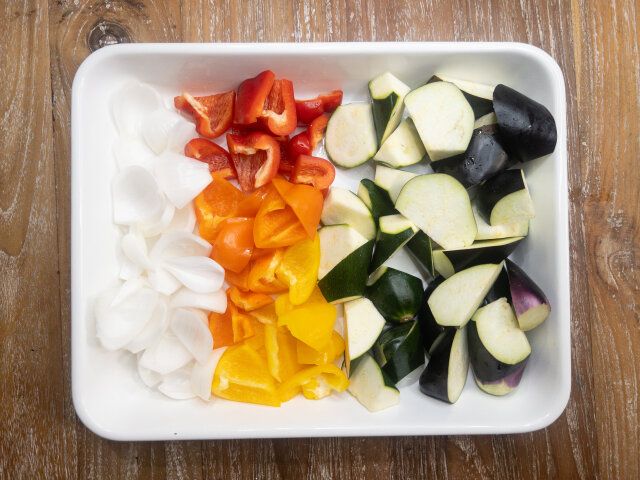 玉ねぎ・カラフルピーマン はそれぞれひと口大にカット、なす・ズッキーニはひと口大の乱切りにしておきます。