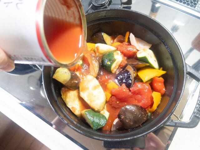 トマトホール缶を崩しながら加え、空いた缶に白ワイン（水）を入れて洗い、鍋に加えます。