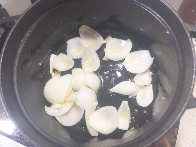 玉ねぎを透き通るまで炒めます。