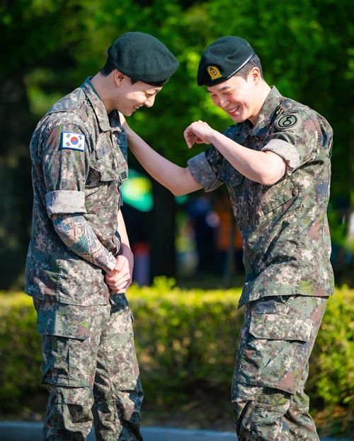 除隊したJUNG KOOK（左）とJIMIN