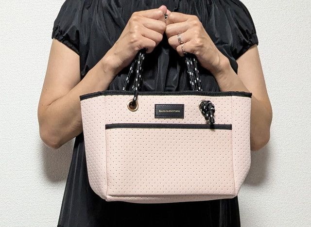 バンヤードストームトート手に持ったところ