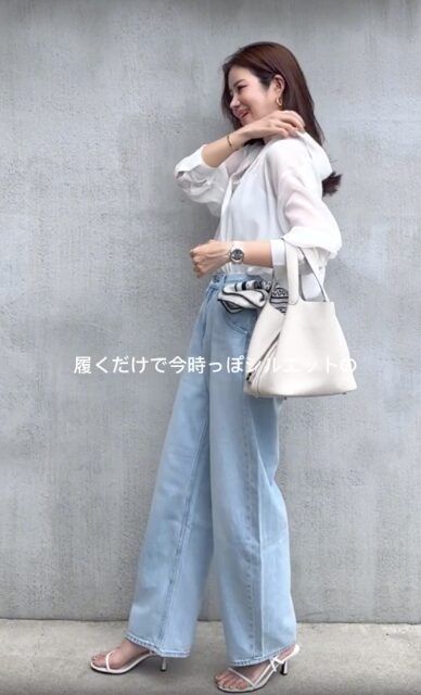 UNIQLOのバギーカーブジーンズを着たコーデのサイド側