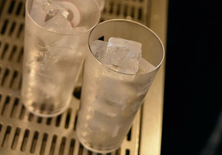 グラスに氷を満たす