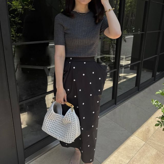 3Dメリノリブクルーネックセーター5分袖を着たコーデ