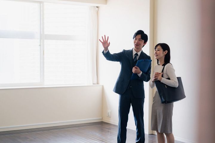 物件を見学する若い女性