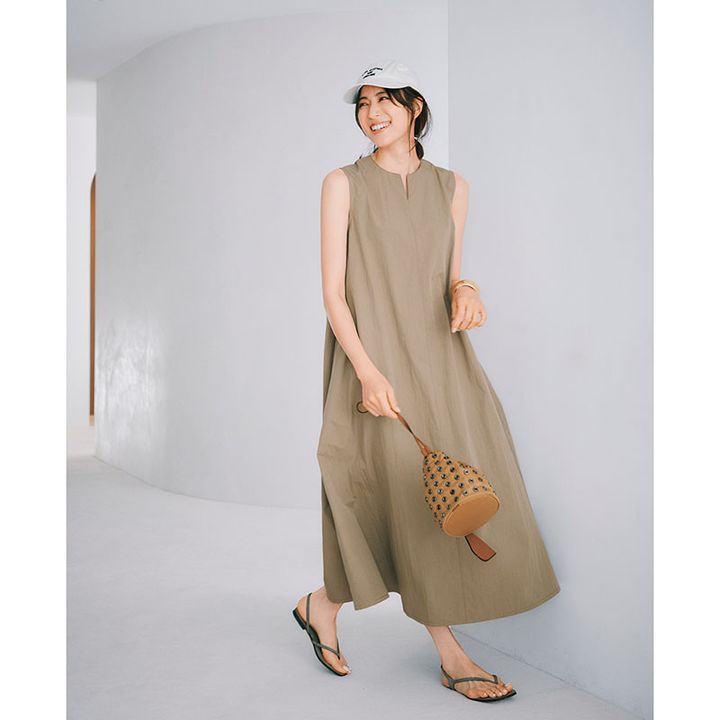 モカカラーの撥水Aラインワンピに、サンダル、キャップのコーデ