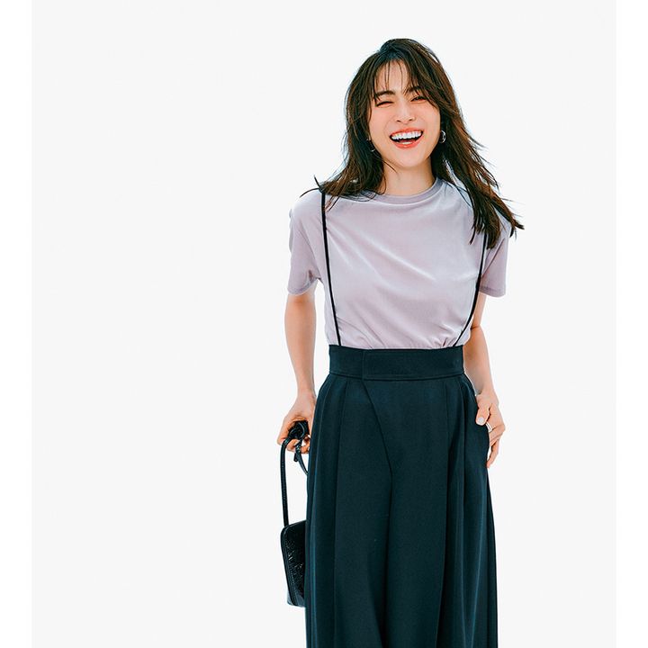 ベロアTシャツに暗色サスペンダーパンツのコーデ