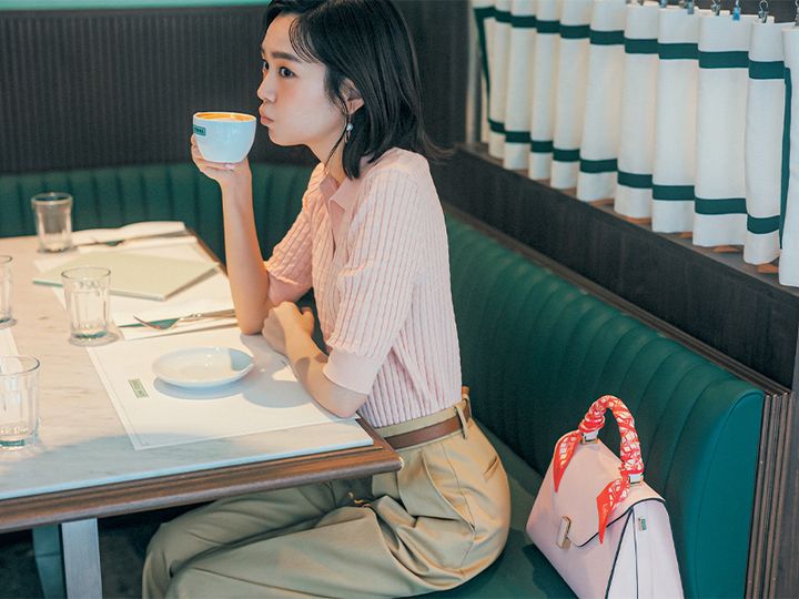 五分丈ピンクニットにチノパンのコーデ