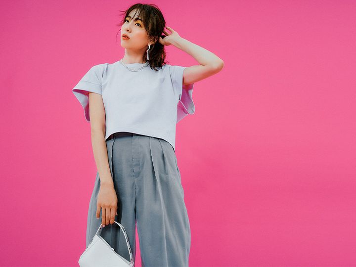 ライラックカラーのTシャツにグレーのワイドパンツのコーデ