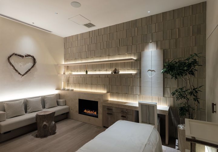 選び抜いたエシカルな自然素材から生まれたバンフォードを象徴するスパ。木のぬくもりに包まれる特別な空間はショー トトリップ気分を味わえる。今回の「b Strongリチュアル トリートメント」は90分 ￥25,300。ほかホット&コールド・ストーンを用いて美肌を育む「ビスポークン フェイシャル トリートメント」100分 ￥26,950、全身の緊張をほぐし巡りを促す「バンフォード リチュアル トリートメント」85分 ￥23,650など。