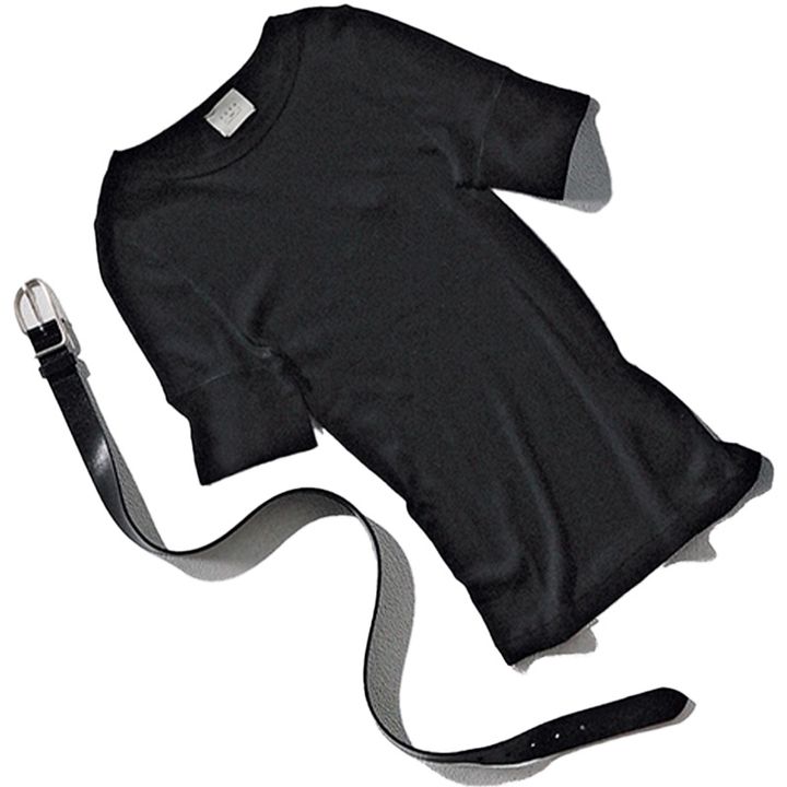 クロイロのシルク生地のTシャツと黒ベルト