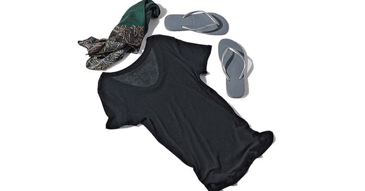 カオスのシアー感のある黒Tシャツとシルバーのビーチサンダルと柄スカーフ