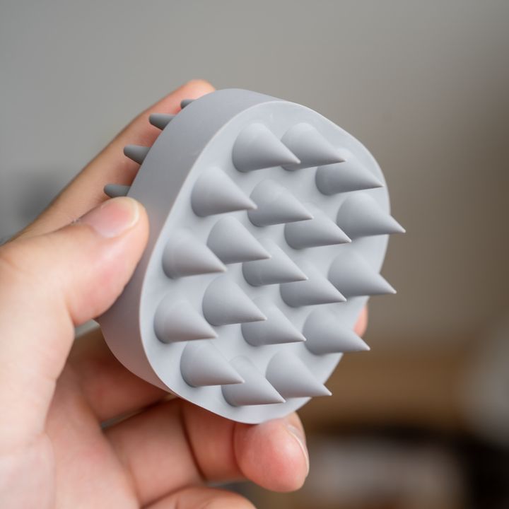 日用品図鑑：プロダクトデザイナー・辻 彩登の愛用する〈AKAISHI〉スカルプ＆シャンプーブラシetc.