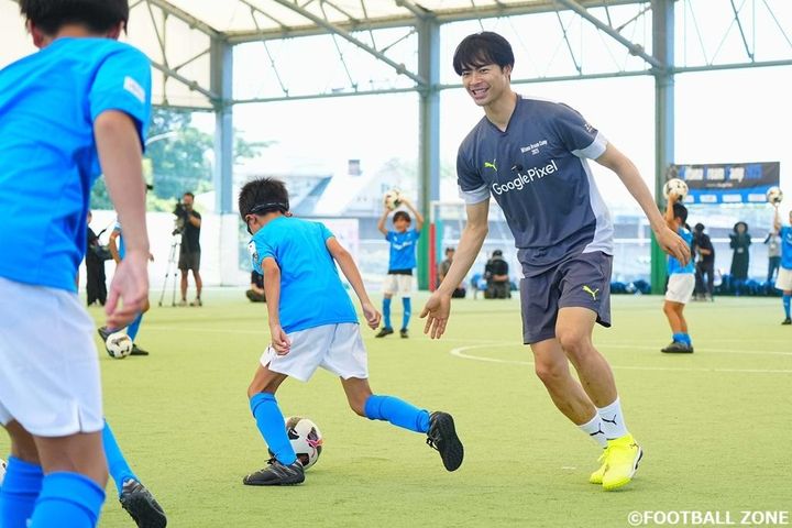 三笘薫、“ドリブル鬼ごっこ”など『Google Pixel』を使ったサッカー教室を開催！「1人のアイデアでは限界があった」