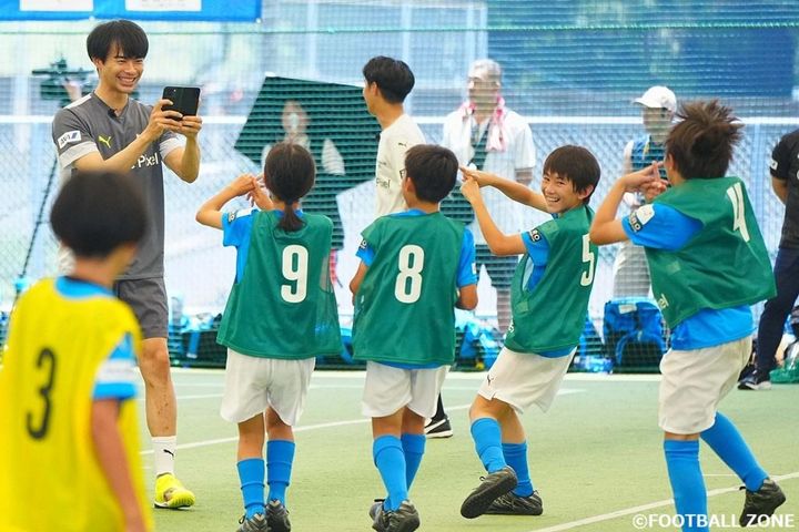 三笘薫、“ドリブル鬼ごっこ”など『Google Pixel』を使ったサッカー教室を開催！「1人のアイデアでは限界があった」