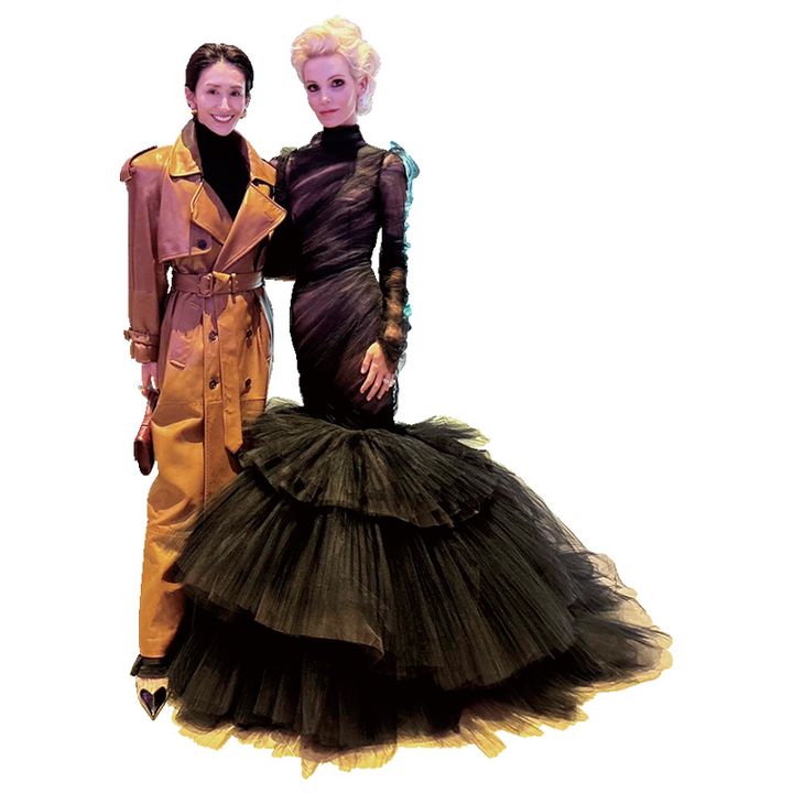 ゴージャスなドレスの女性と神山まりあさん