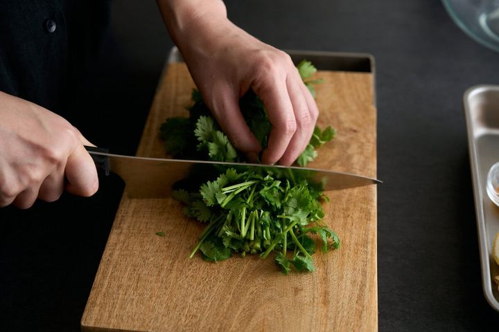 パクチーとぷりぷりえびのサラダ作り方1