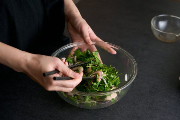 パクチーとぷりぷりえびのサラダ作り方4