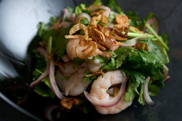 パクチーとぷりぷりえびのサラダ