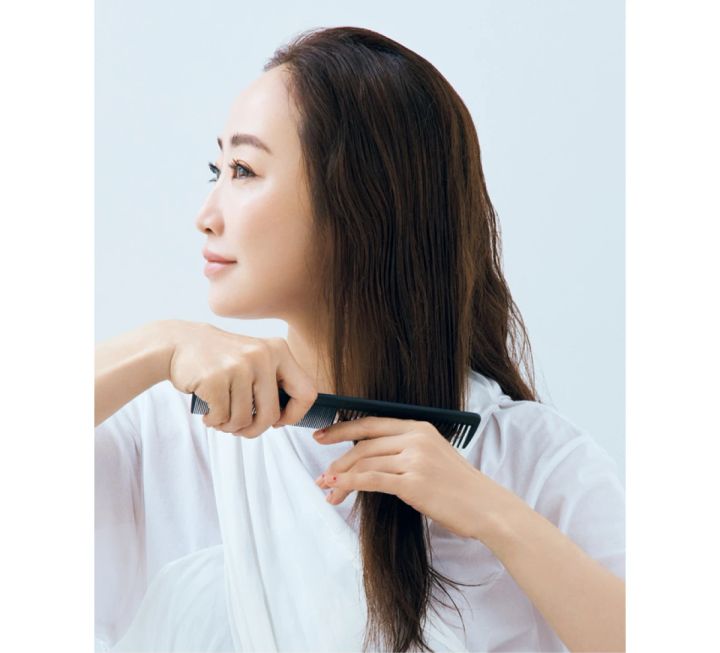 ヘアケア剤はコームでとかし、ムラなくなじませる