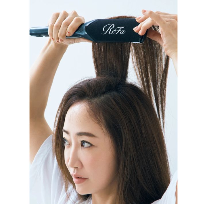 トップの髪は上へ引き上げる