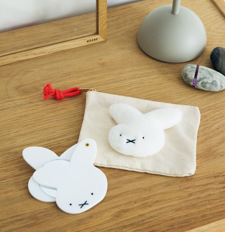 ポーチ （幅14×高さ11㎝）￥2,200、スライドミラー￥1,980／ともにエフエービージャパン