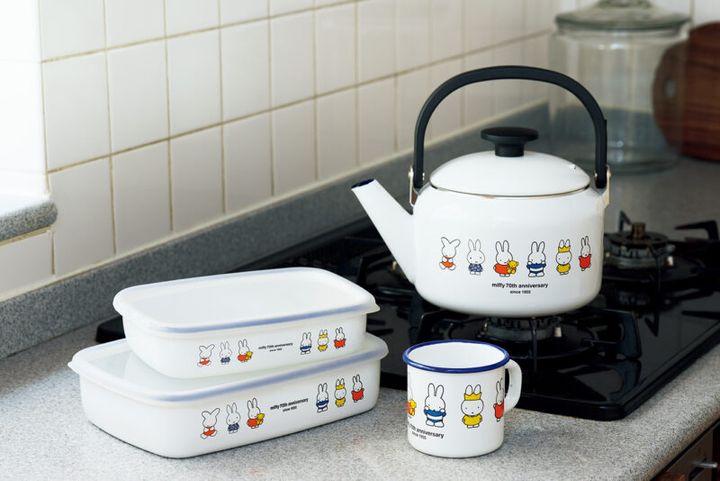 ケトル（2.0L）￥4,950、マグ（直径8×高さ7㎝）￥1,650、浅型角容器 Mサイズ（幅19.5×奥行14×高さ4.5㎝）￥2,200、Lサイズ（幅23.5×奥行17×高さ5.5㎝）￥2,860／すべて富士ホーロー