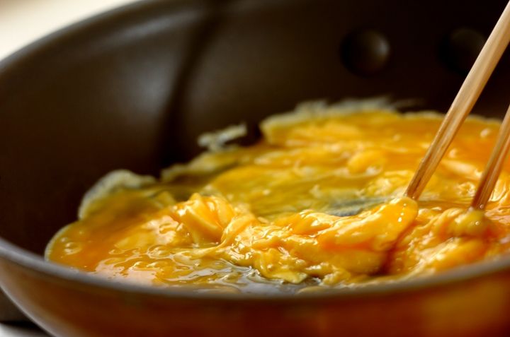 アボカドと卵のソテーの作り方1