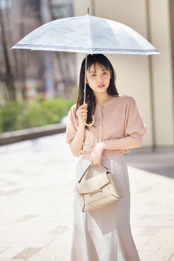 アルページュ【清楚】コーデ 昔から自分の癖だなと思うのは、🙏このポーズかも。 窓際に座っ