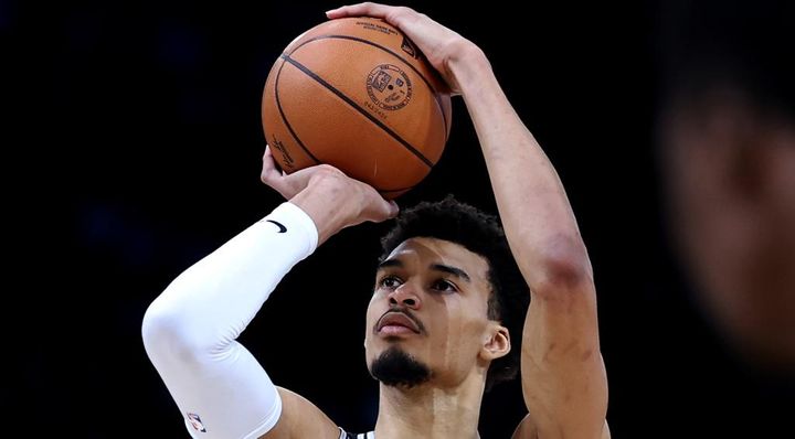 来日した身長224cmのNBAスーパースター、なんと1000円払って草サッカーに参戦するととんでもないゴールを決める！