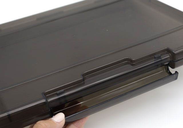 ダイソー 自立できるA4ファイルケース（クリアブラック） フタ