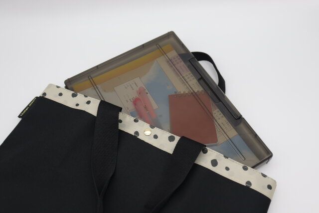 ダイソー 自立できるA4ファイルケース（クリアブラック） 持ち運び