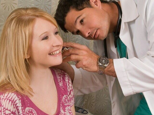 耳鼻科に受診する女性