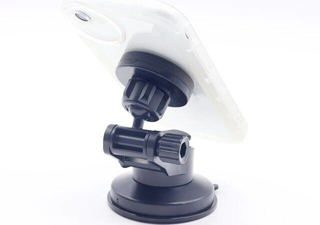 ダイソーのスマホホルダー マグネット式 車内用2