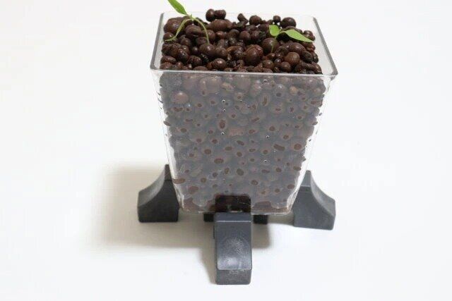 ダイソーの便利なプラ鉢置台