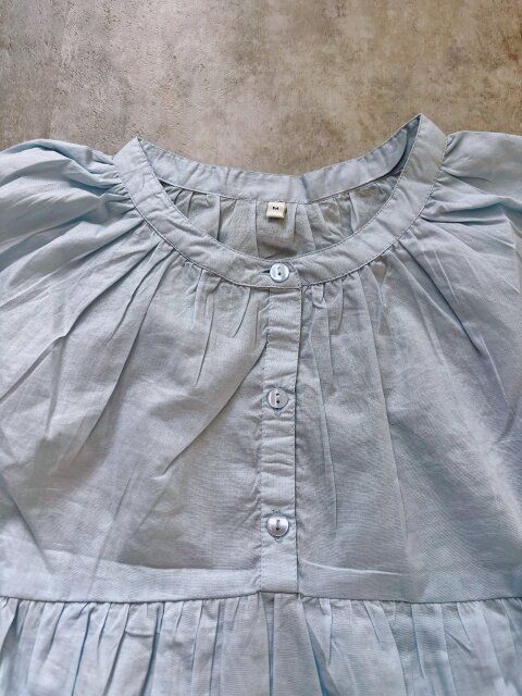 coca ガーゼ袖フリルブラウス LT.BLUE フロントにはボタンが3つ