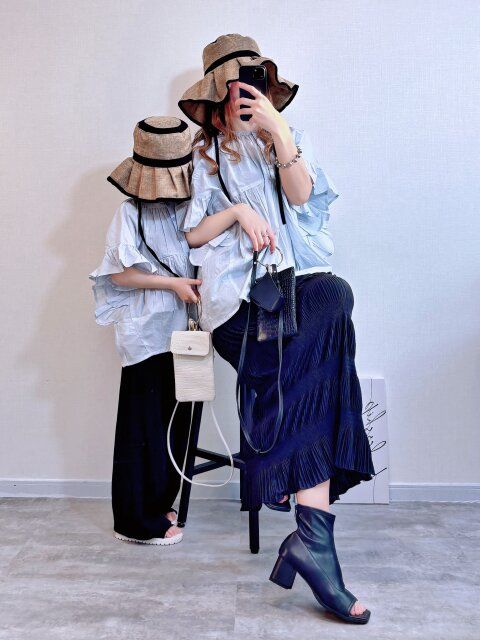 ライトブルーのブラウスで季節感とこなれ感アップ