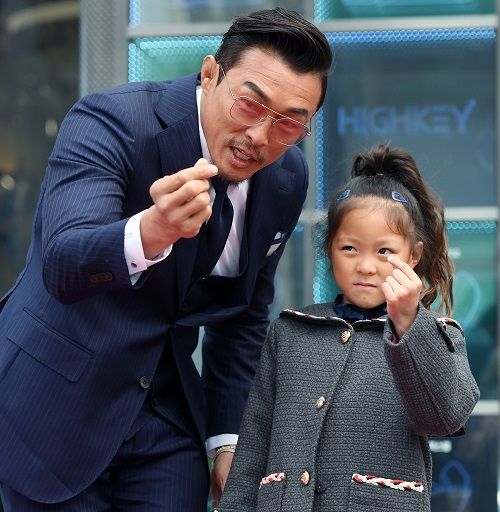  秋山成勲（左）とサランちゃん