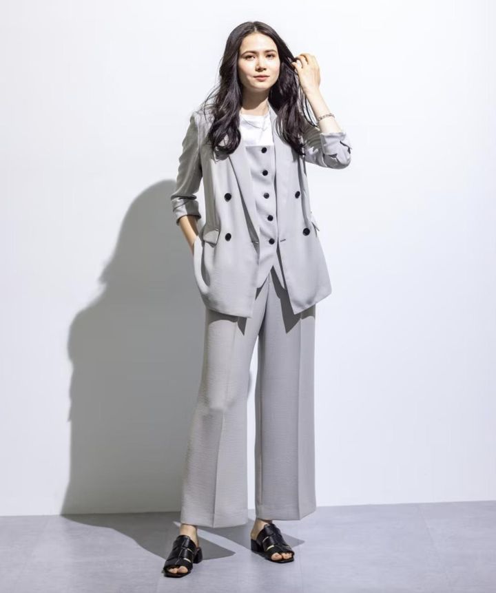 画像: 着る日傘 ダブルジャケット（ライトグレー）各￥19,910（カラー：ブラック、グレージュもございます） 出典:INDIVI