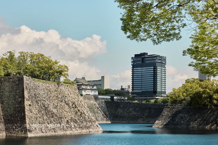 大阪城公園と難波宮跡公園という2つの公園に挟まれた20階建てのビル。