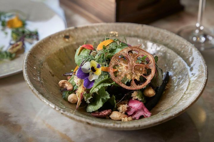 オーガニックの自家菜園や地元の生産者の食材を中心に、カラダにも地球にも優しい食事が楽しめる。